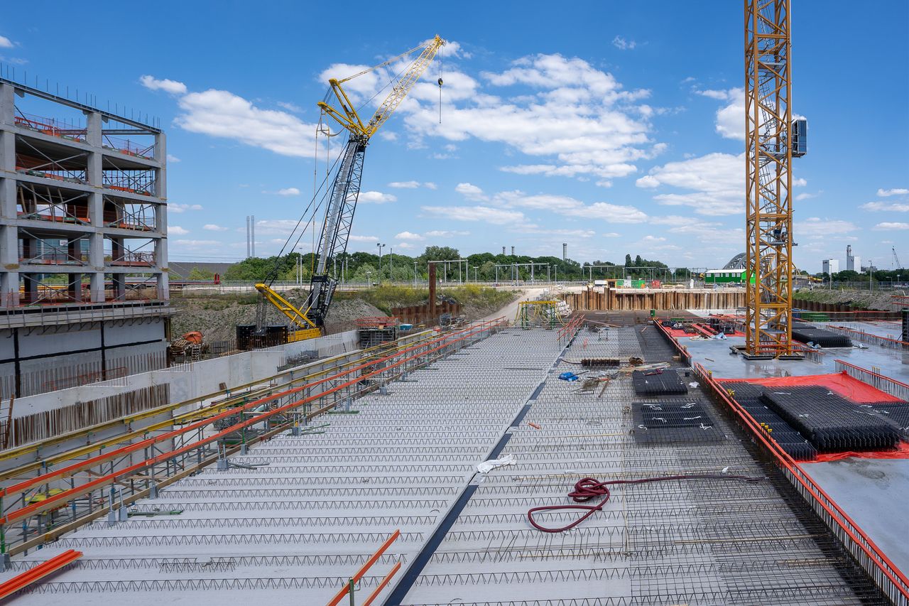 Gesicherte Baustelle mit mobiler Videoüberwachung in der Dämmerung
