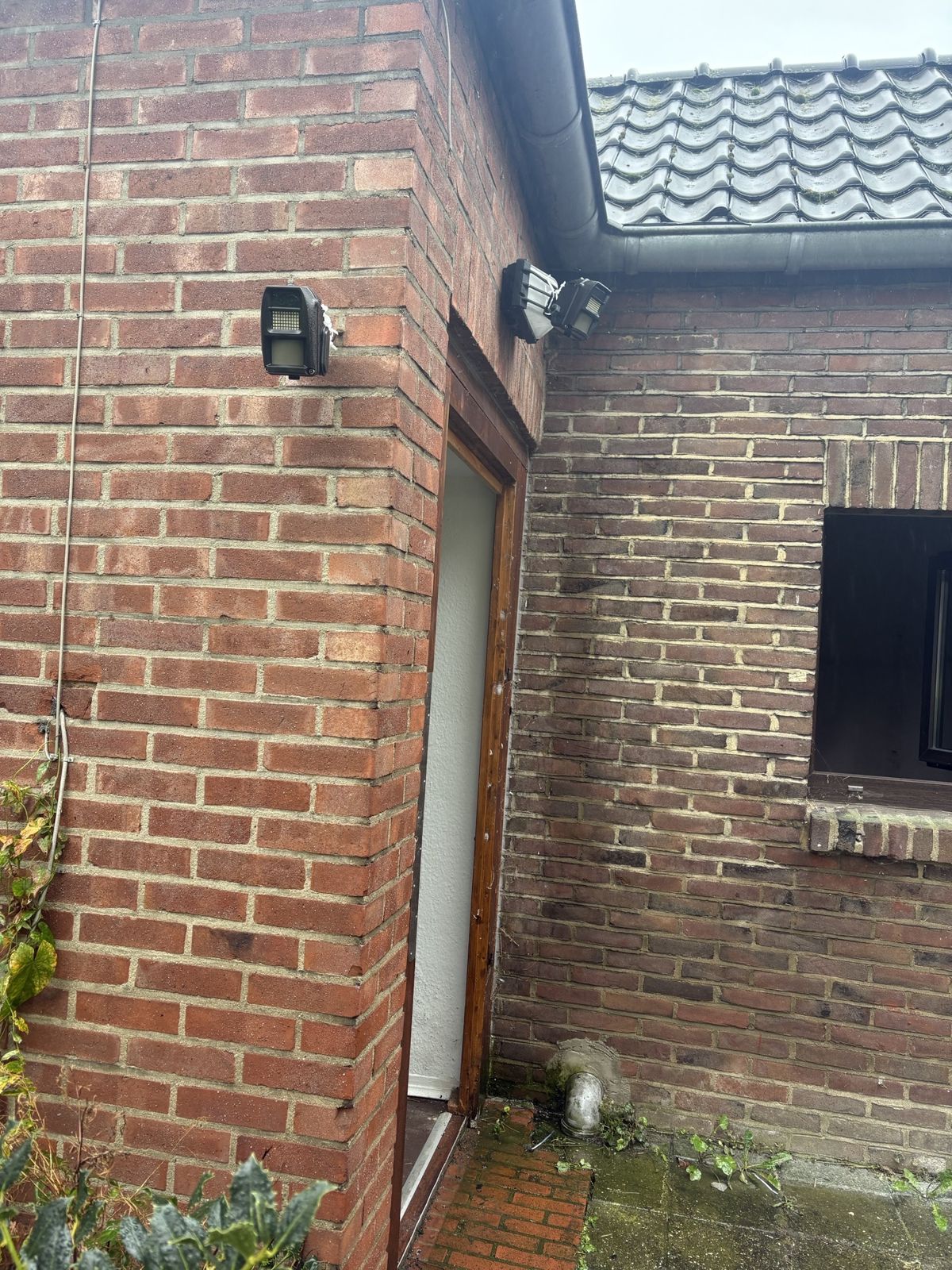 Autarker Detektor an der Hauswand im Innenhof