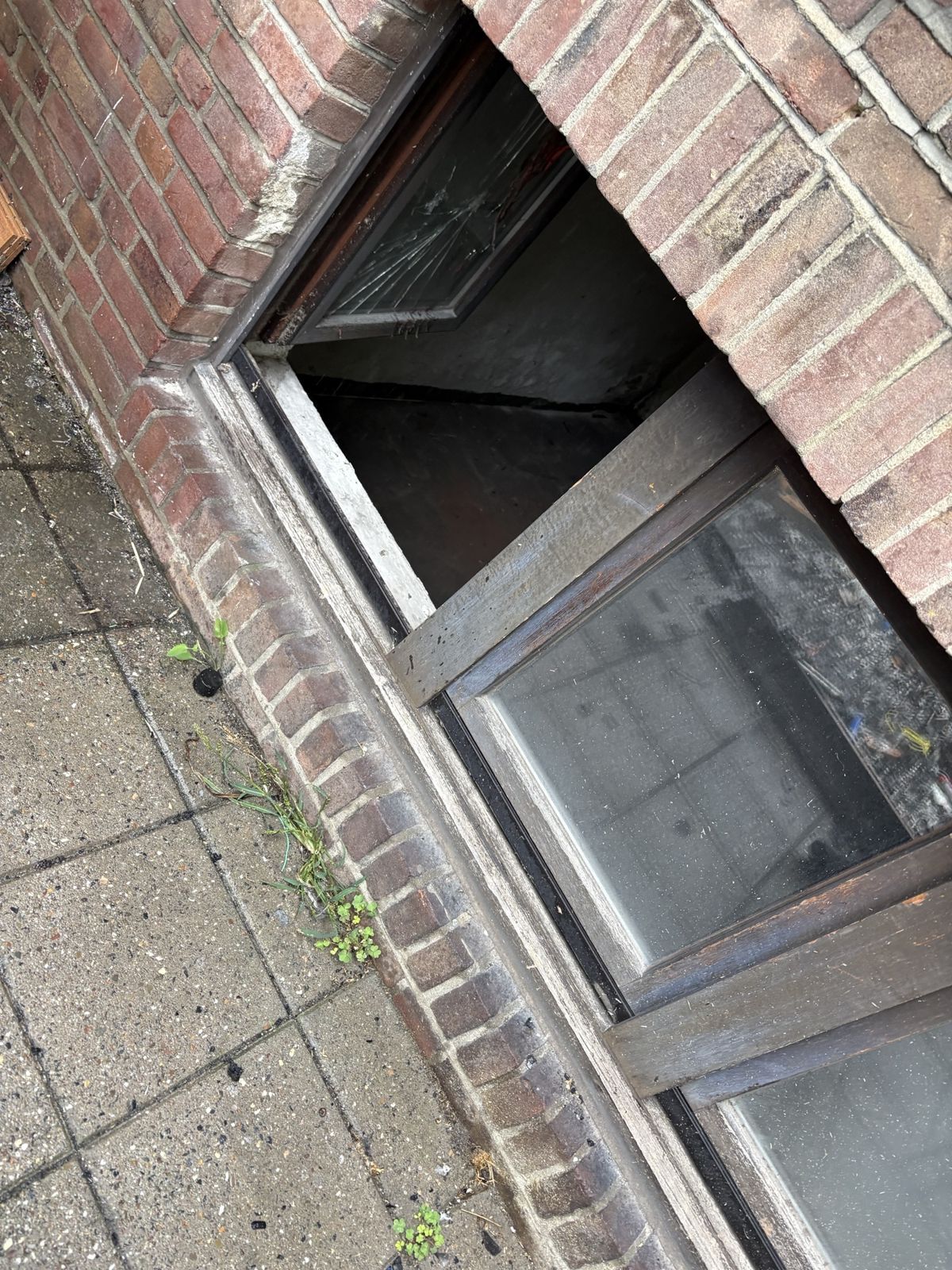 Aufgebrochenes Kellerfenster bei der Installation