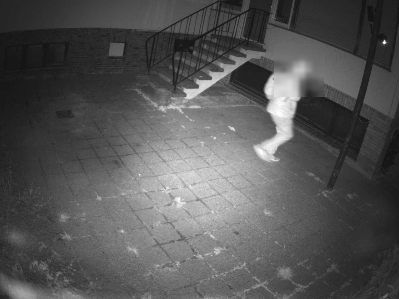 Nächtliche Detektion im Innenhof