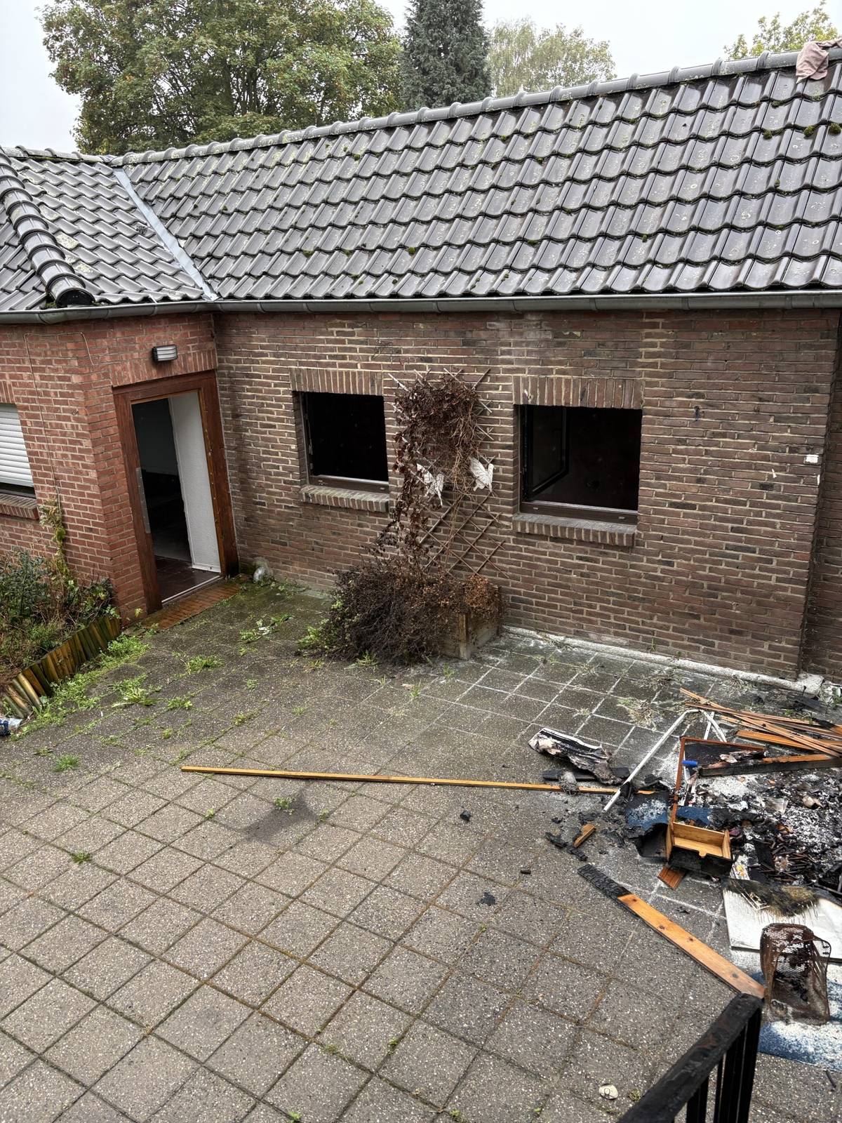 Eindringling im Innenhof, kurz nach Auslösung der Sirene